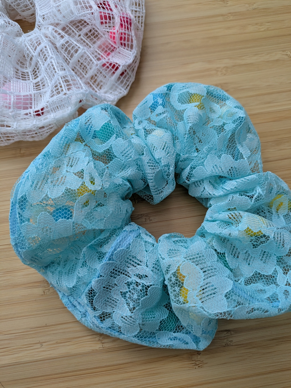 2x Lace & Pom-Pom Scrunchie Set